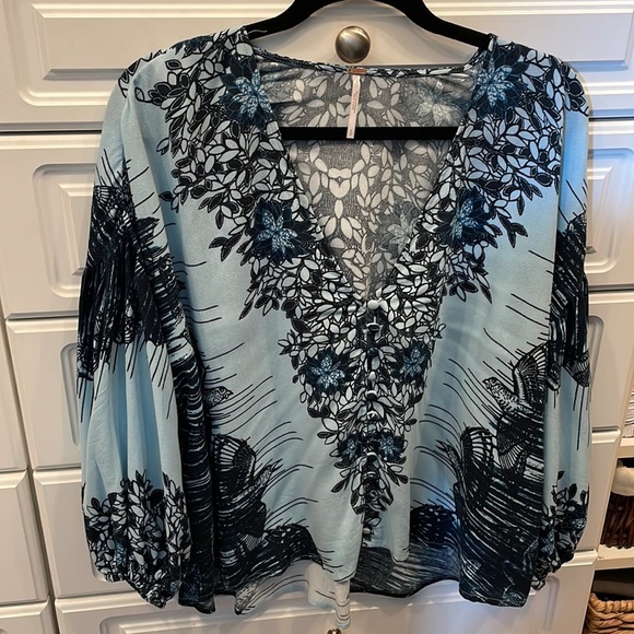 FREE PEOPLE BLUE BIRDS BOHO OVERSIZED TOP - Picture 2 of 3